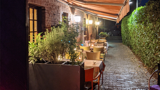 Außengastronomie abends beim Restaurant Culinaria in Brake | Foto: Claus Plachetka